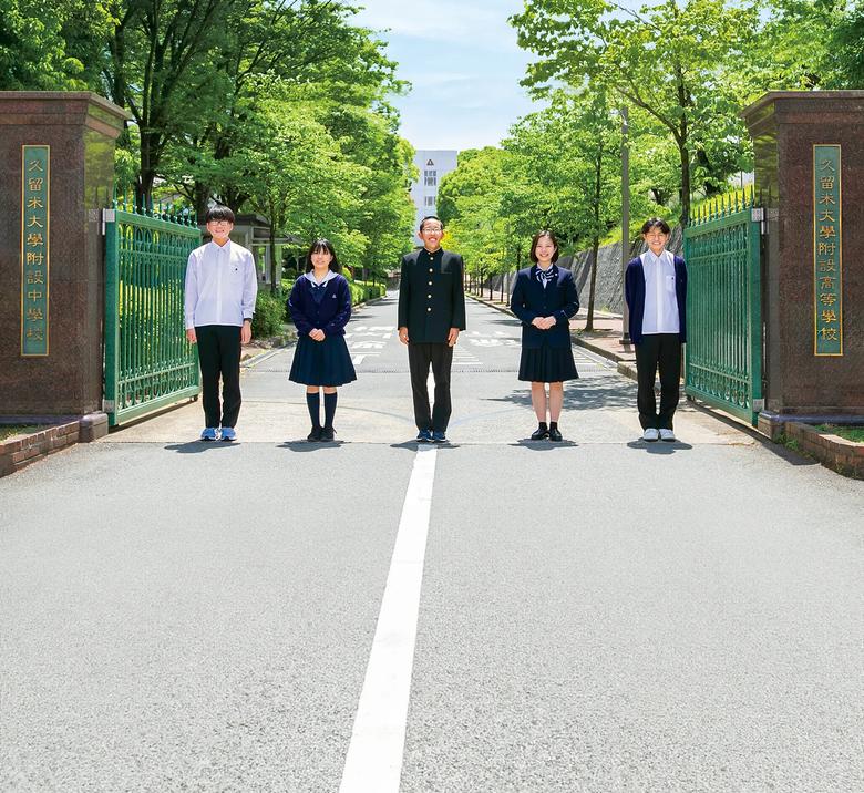 久留米大学附設中学校・高等学校の正門にて